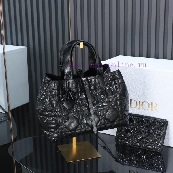 The new Toujours handbag, a medium-sized oil wax leather product, made a brilliant debut in cee7nqk4