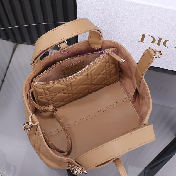 The caramel colored new Toujours handbag, a Dior Toujours handbag, made a wonderful debut in 6u76t5kk - Image 6