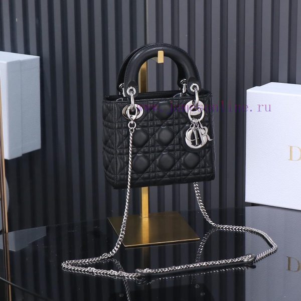Paired with a cashmere lining and Lady Dior triple black silver buckle, this classic Diana h 7w8xmr4s