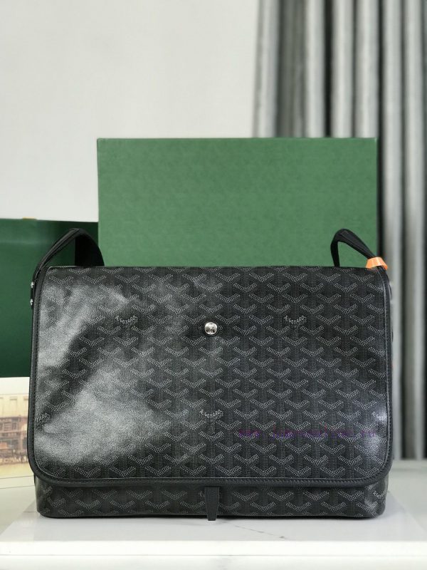 Goyard's new Citadin mailman bag in dark blackThe CAPETIEN mailman bag can accommodate A4 si fsgioqc0
