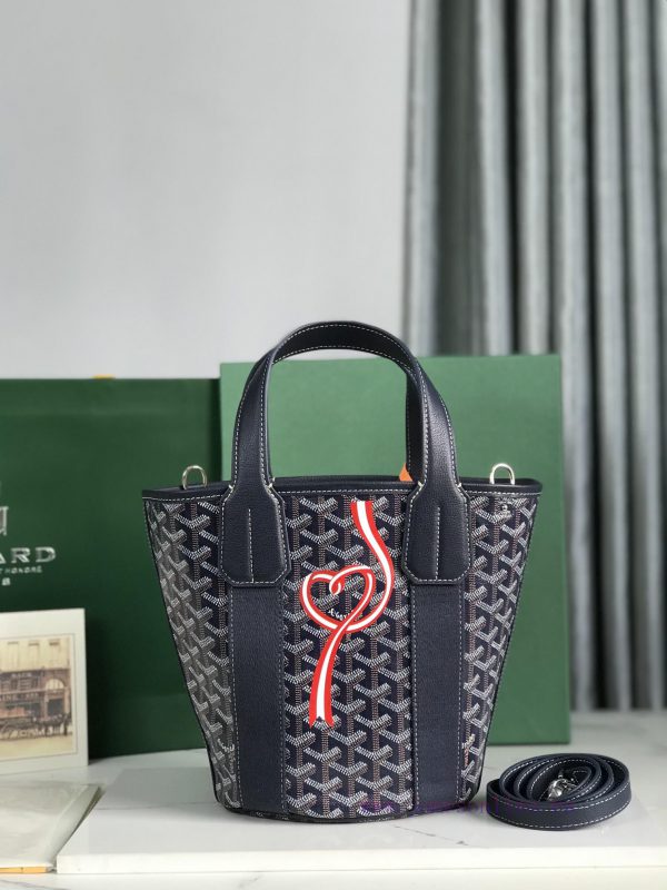 BELHARRA small bag is the perfect companion for vacationing under the sun. Its iconic bucket c8bfka3i
