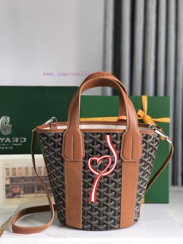 BELHARRA small bag is the perfect companion for vacationing under the sun. Its iconic bucket s6n5uckt