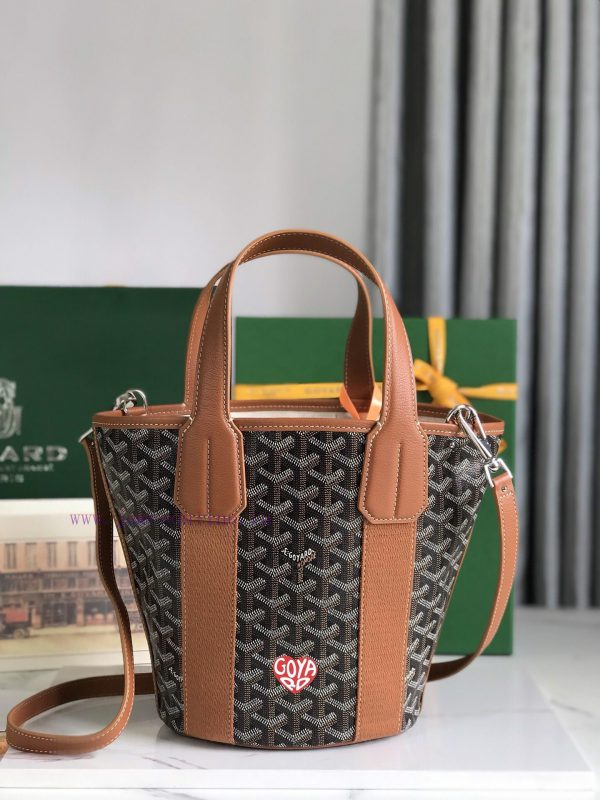 BELHARRA small bag is the perfect companion for vacationing under the sun. Its iconic bucket vd6y94ic