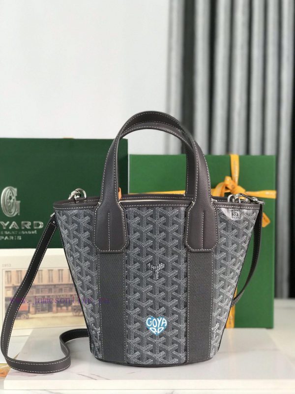 BELHARRA small bag is the perfect companion for vacationing under the sun. Its iconic bucket v8tqrbzr