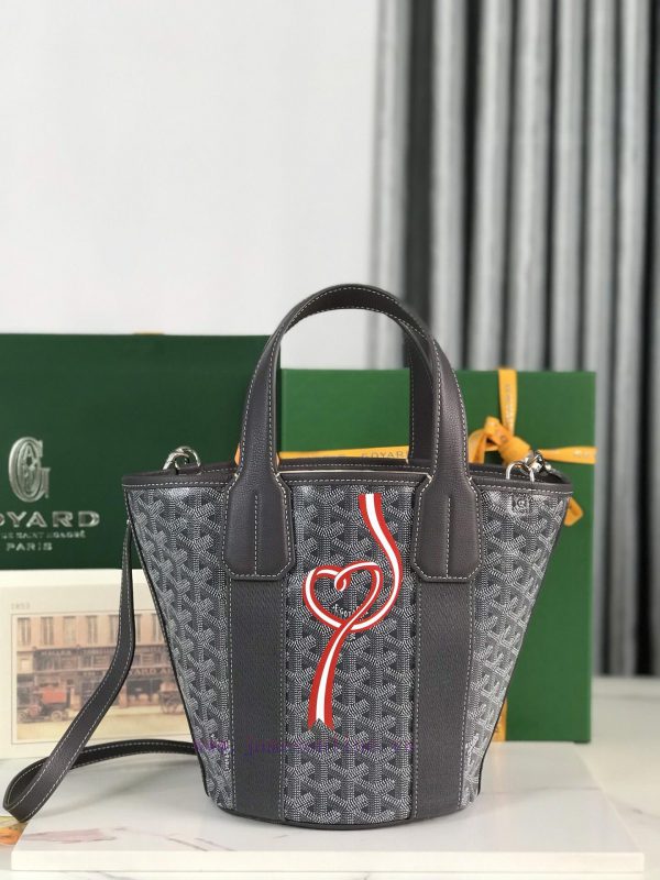 BELHARRA small bag is the perfect companion for vacationing under the sun. Its iconic bucket pc2smuxe