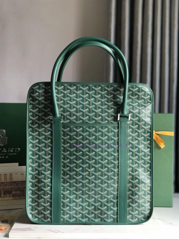 Upgraded gift box Bourgogne vertical briefcase reintroduces the classic works of the 1960s. p7jgz0sc