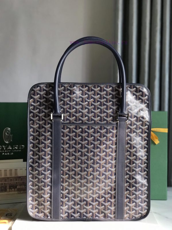 Upgraded gift box Bourgogne vertical briefcase reintroduces the classic works of the 1960s. 44vsjx4p
