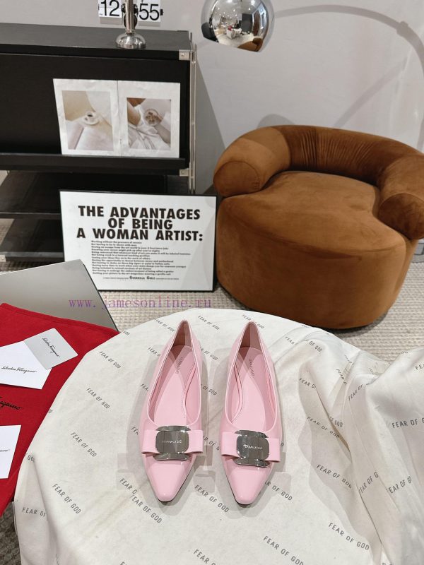 Ferragamo 24 Early Spring Collection New ProductsThe smooth lines of the shoe make it incred4n1qq00p