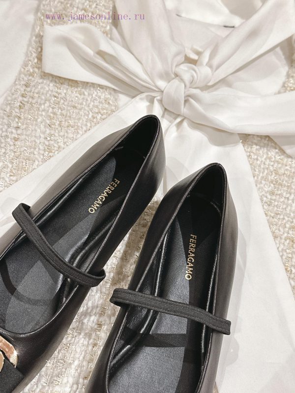 | ²⁰²4 ??  ?? Ferragamo's early spring series new product features a square bow design, wio5j9myd0 - Image 6