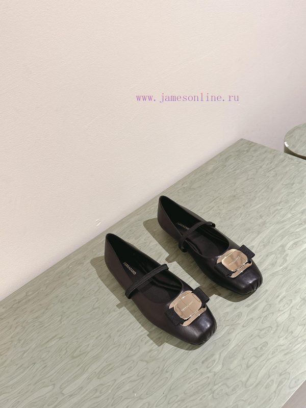 | ²⁰²4 ??  ?? Ferragamo's early spring series new product features a square bow design, wio5j9myd0 - Image 8