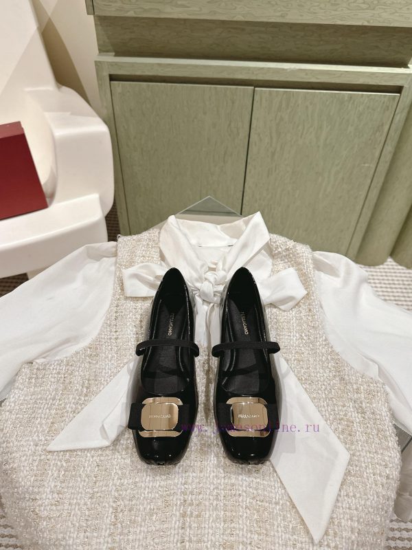 | ²⁰²4 ??  ?? Ferragamo's early spring series new product features a square bow design, wi9i6mlfoe