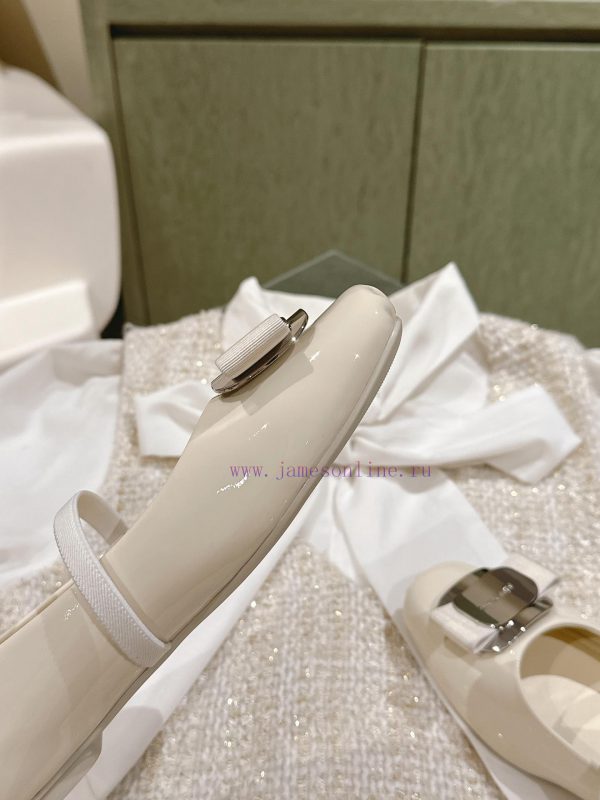 | ²⁰²4 ??  ?? Ferragamo's early spring series new product features a square bow design, wiuao305z7 - Image 5