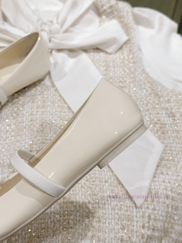 | ²⁰²4 ??  ?? Ferragamo's early spring series new product features a square bow design, wiuao305z7 - Image 6