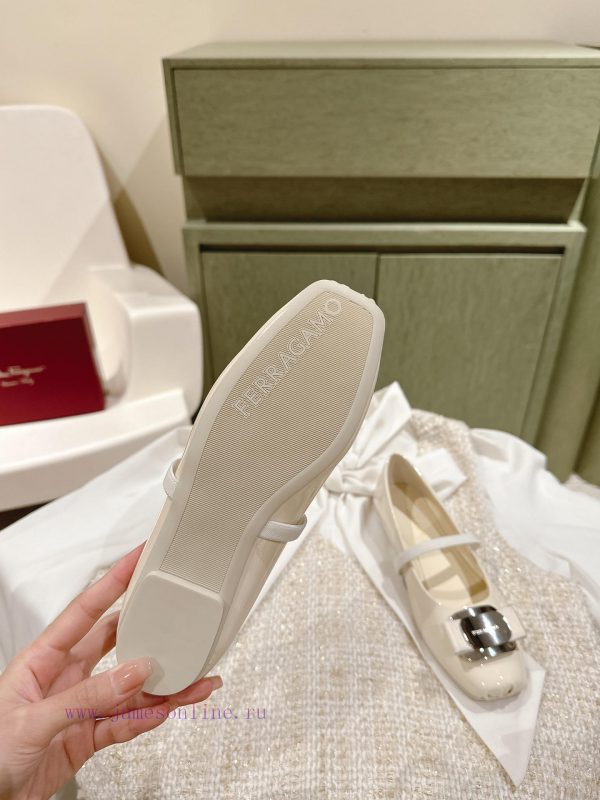 | ²⁰²4 ??  ?? Ferragamo's early spring series new product features a square bow design, wiuao305z7 - Image 7