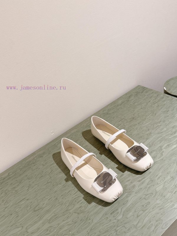 | ²⁰²4 ??  ?? Ferragamo's early spring series new product features a square bow design, wiuao305z7 - Image 8