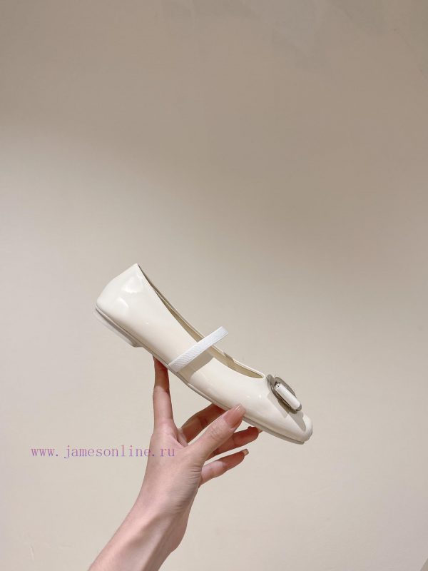 | ²⁰²4 ??  ?? Ferragamo's early spring series new product features a square bow design, wiuao305z7 - Image 9