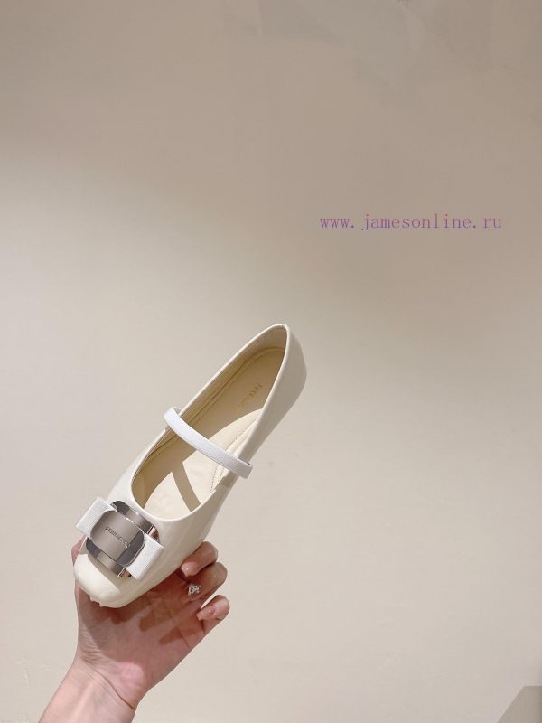 | ²⁰²4 ??  ?? Ferragamo's early spring series new product features a square bow design, wiuao305z7 - Image 10