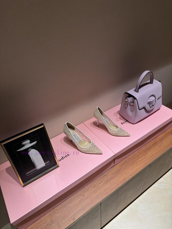 The mostIn early spring 2024, Jimmy Choo released rhinestone pointed slippers for Jimmy Weekspyi9pqz