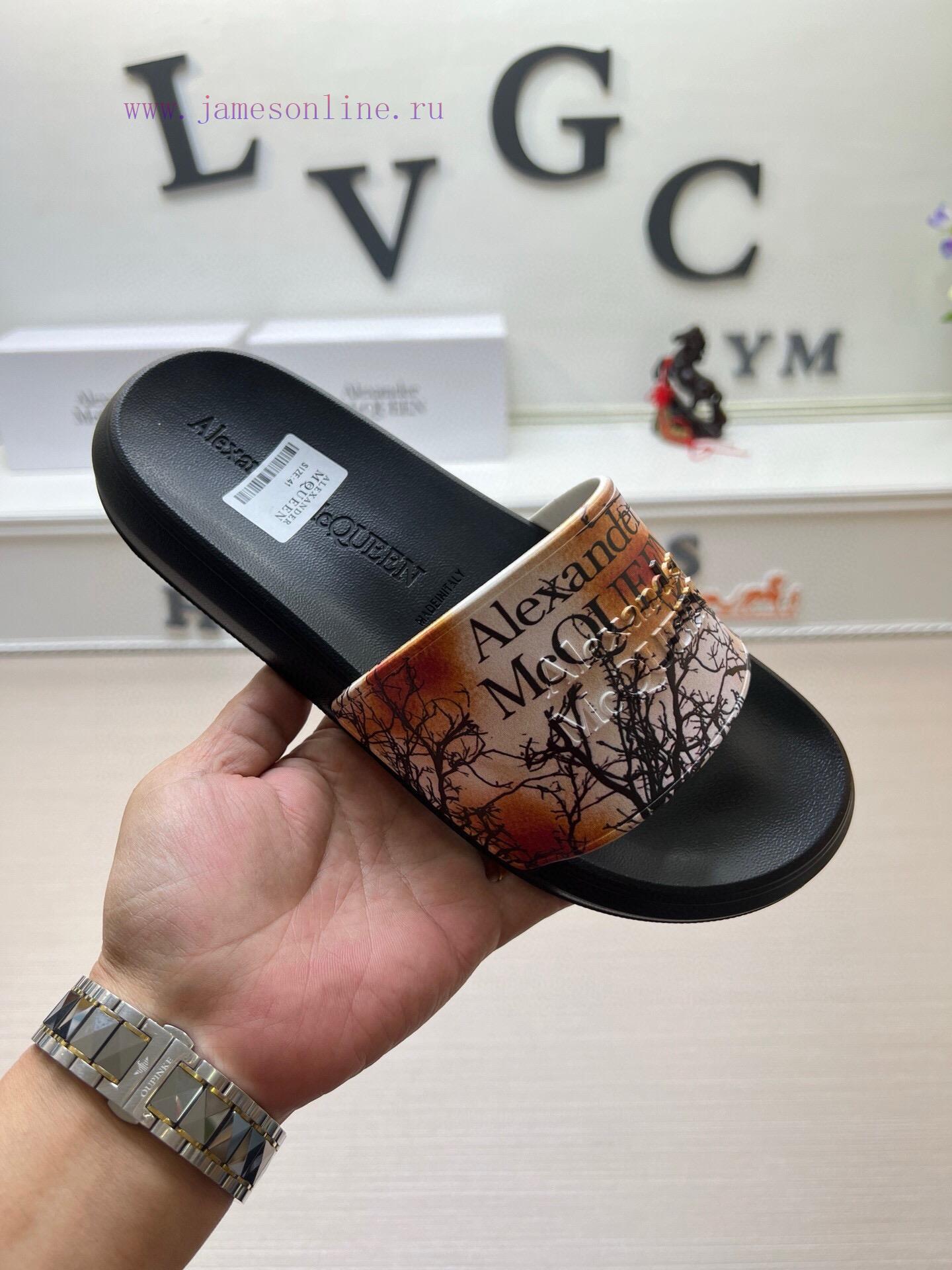 McQueen's latest thick soled one-piece slippers add a unique and charming power to the shoesb0oc5zh9
