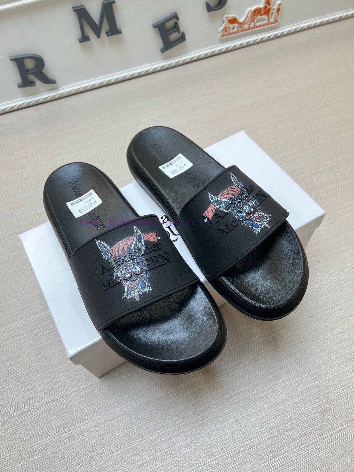 McQueen's latest thick soled one-piece slippers add a unique and charming power to the shoeshd4338k0 - Image 4