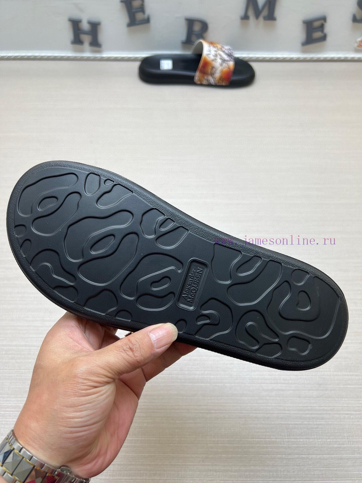McQueen's latest thick soled one-piece slippers add a unique and charming power to the shoesb0oc5zh9 - Image 10