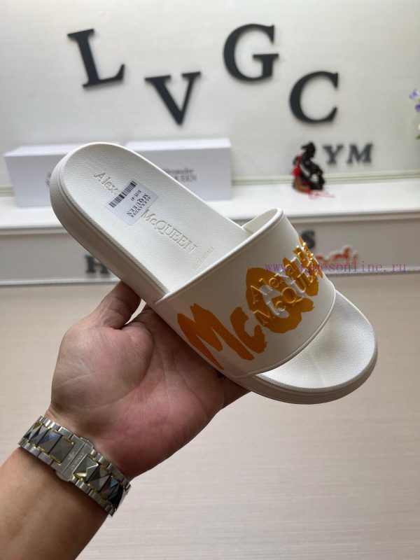 McQueen's latest thick soled one-piece slippers add a unique and charming power to the shoes5q8092uv