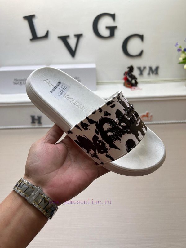 McQueen's latest thick soled one-piece slippers add a unique and charming power to the shoesapoo365v