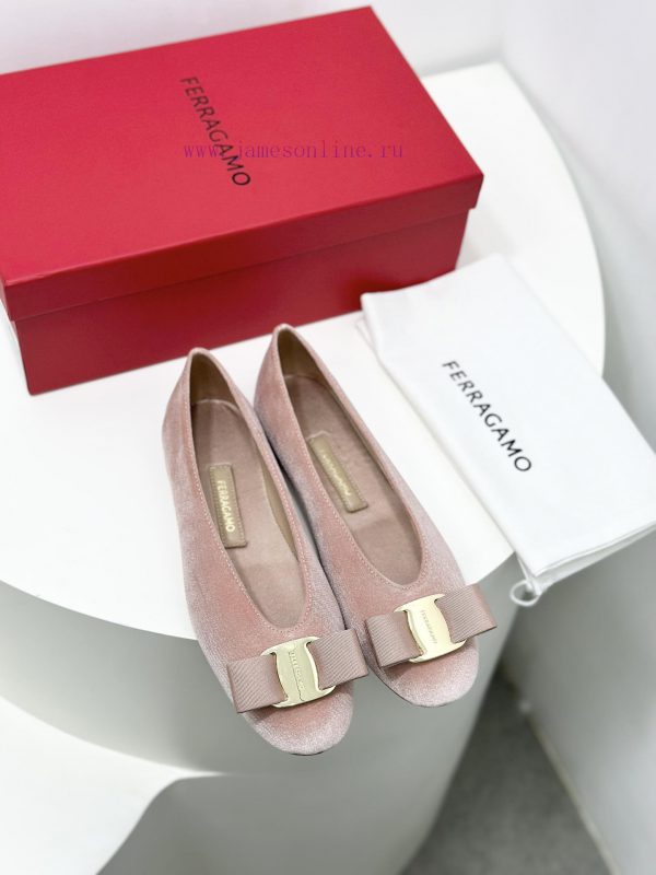 24ss FERRAGAMO new retro style flat witch shoes grandma shoesFerragamo's new witch shoes arebadktral