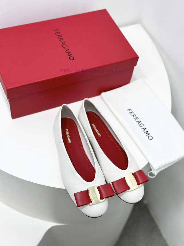 24ss FERRAGAMO new retro style flat witch shoes grandma shoesFerragamo's new witch shoes areg2955vzq