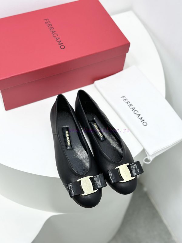 24ss FERRAGAMO new retro style flat witch shoes grandma shoesFerragamo's new witch shoes arekfigf9e5