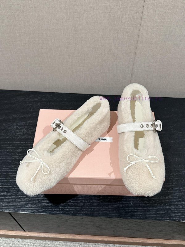Top qualitymiumiu ss24new arrival～Miu Home 2024 Autumn/Winter New Hairy ShoesThe creamy ballmh8e0c9k - Image 4