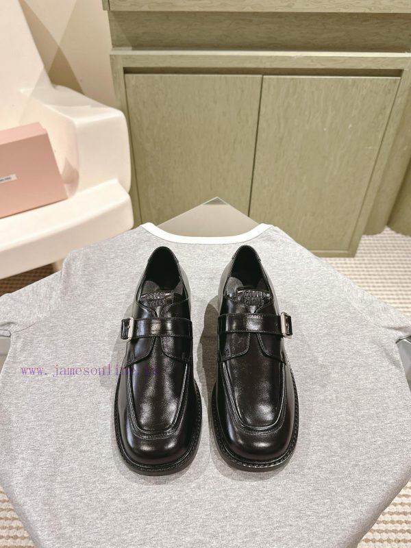 | ²⁰²4 ??  ??MIUMIU British minimalist motorcycle sandals with thick heels and round heads76014p3y