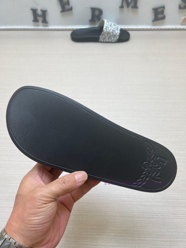 MCM's latest popular fashion slippers, with original 11 mold opening on the official websitepylo2xjr - Image 10