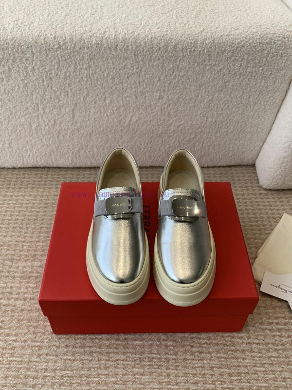 Ferragam * 24ss Ferragamo new version Vara bow soft patent leather loafersIts material is sudyn2q45k