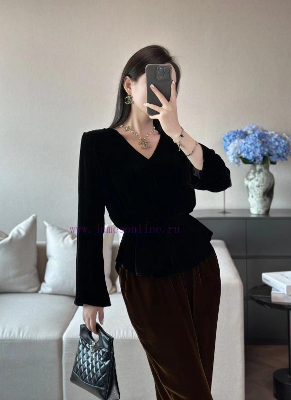 Top selling V-neck silk velvet blouse, one size 2 ️⃣ Color Cherry Red Black Size S-XXL<p 58u3nqsg