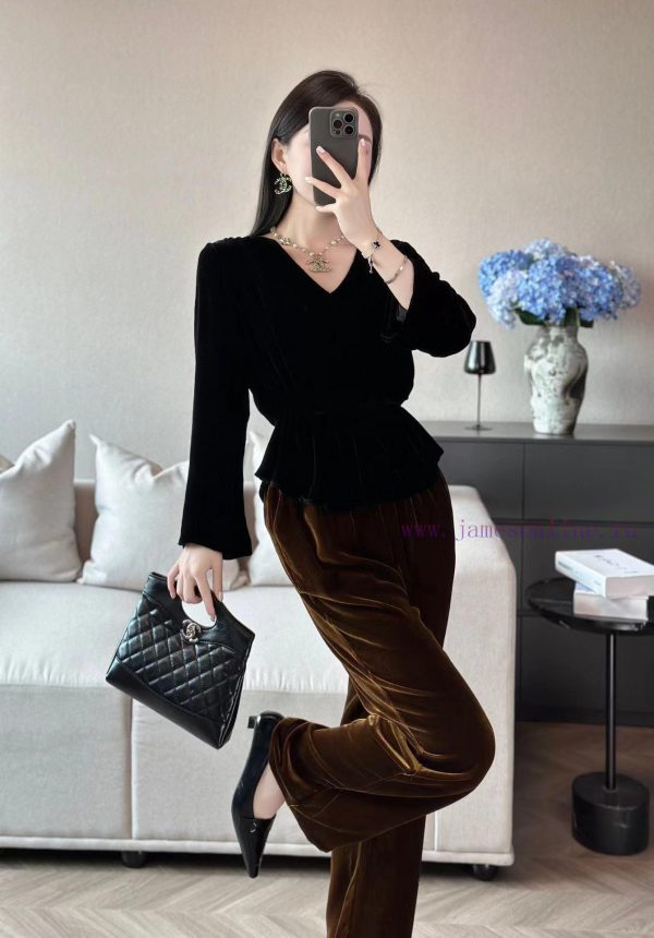 Top selling V-neck silk velvet blouse, one size 2 ️⃣ Color Cherry Red Black Size S-XXL<p 58u3nqsg - Image 6