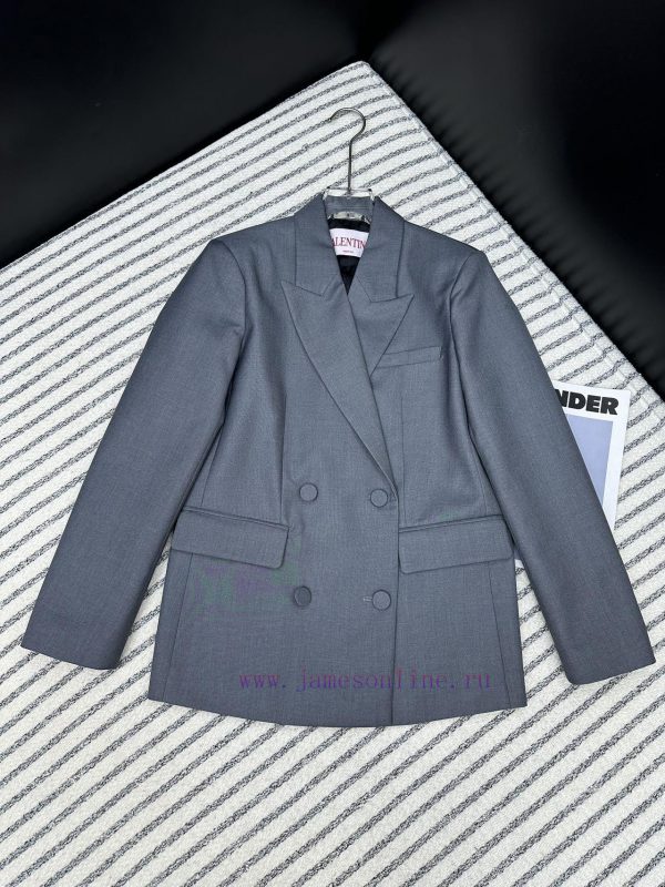 Valentino's new four button lapel suit for autumn and winter in 2014 exudes an aura while en uac5s0m9
