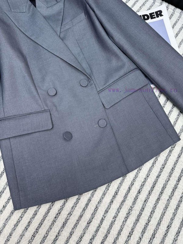 Valentino's new four button lapel suit for autumn and winter in 2014 exudes an aura while en uac5s0m9 - Image 3