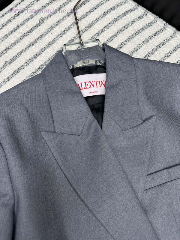 Valentino's new four button lapel suit for autumn and winter in 2014 exudes an aura while en uac5s0m9 - Image 4