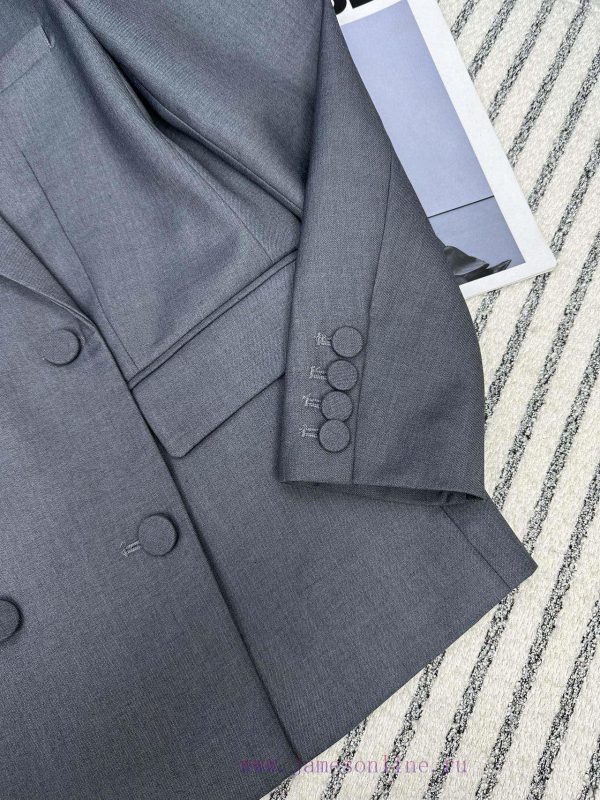 Valentino's new four button lapel suit for autumn and winter in 2014 exudes an aura while en uac5s0m9 - Image 5