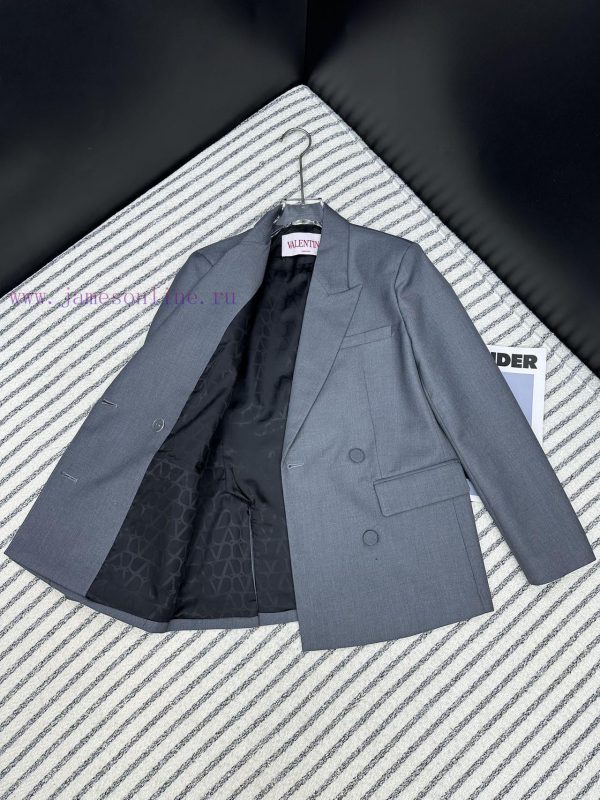 Valentino's new four button lapel suit for autumn and winter in 2014 exudes an aura while en uac5s0m9 - Image 6