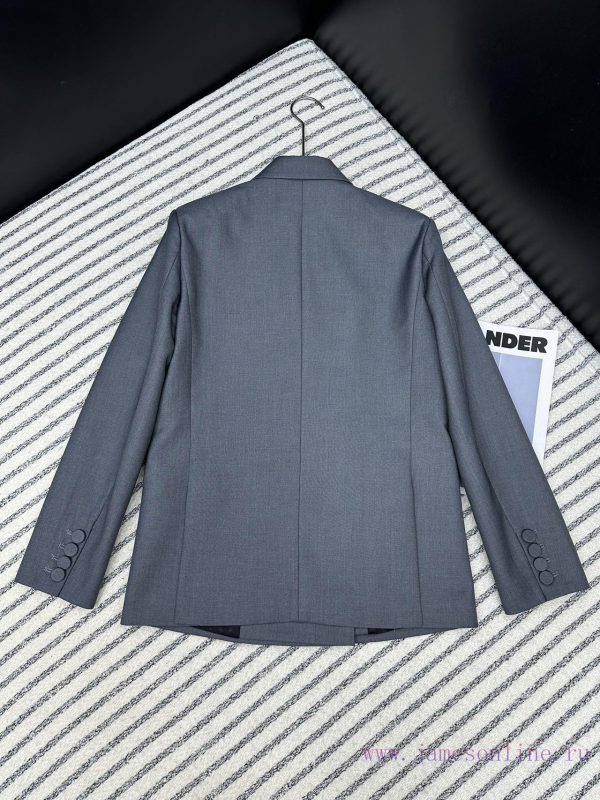 Valentino's new four button lapel suit for autumn and winter in 2014 exudes an aura while en uac5s0m9 - Image 8