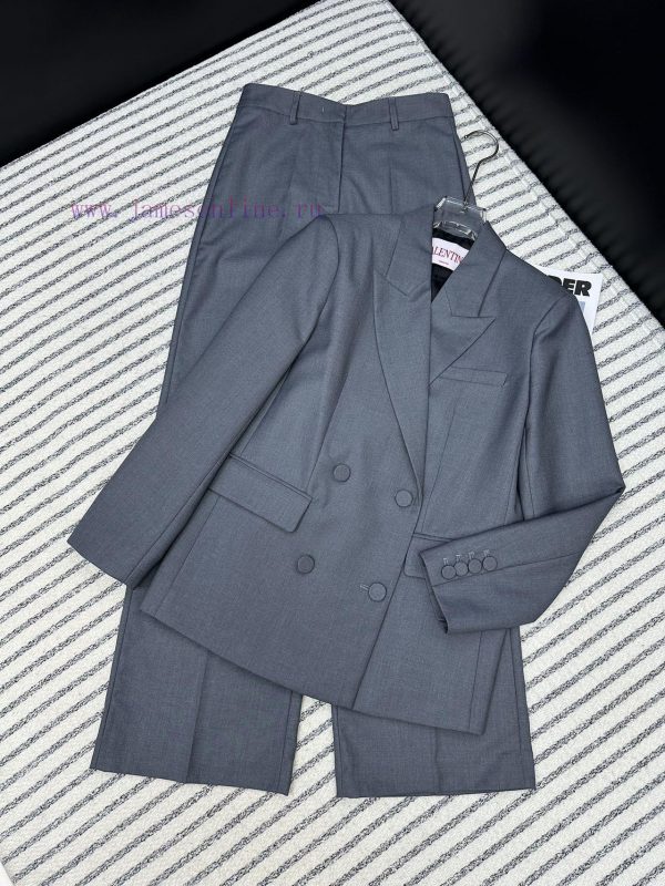 Valentino's new four button lapel suit for autumn and winter in 2014 exudes an aura while en uac5s0m9 - Image 9