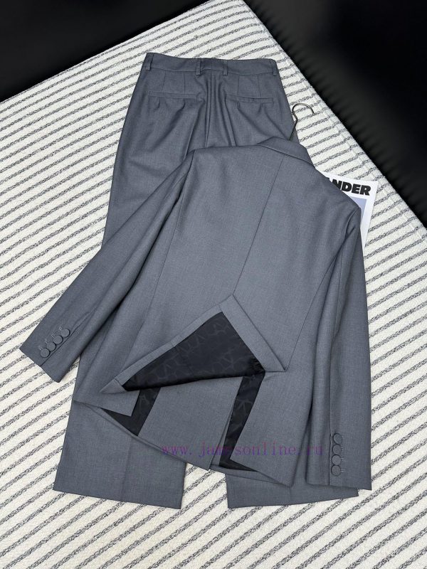 Valentino's new four button lapel suit for autumn and winter in 2014 exudes an aura while en uac5s0m9 - Image 10