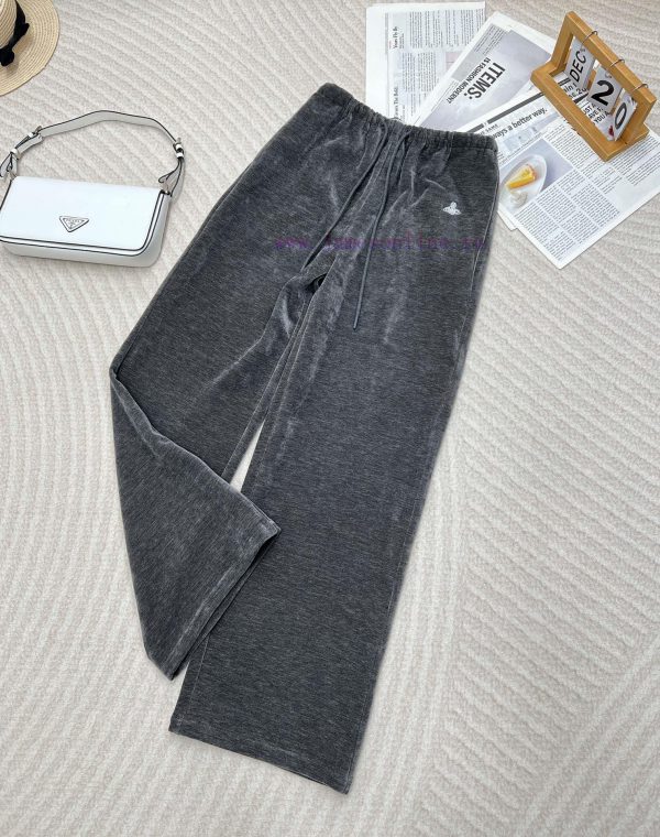 𝐕𝐢𝐯𝐢𝐚𝐧𝐞𝐰𝐬𝐭𝐰𝐨𝐝 Planet Embroidered Logo Velvet Sports Wide Leg PantsThis pair of pants is real ve3af8x8