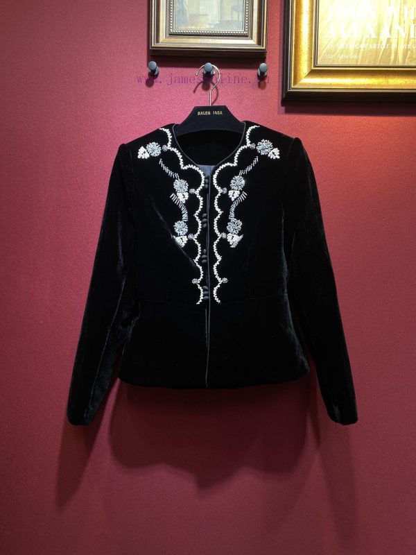 ⃣ ️4 ⃣ Velvet has always been a must-have element in autumn and winter fashion, with a high- de0z1grf